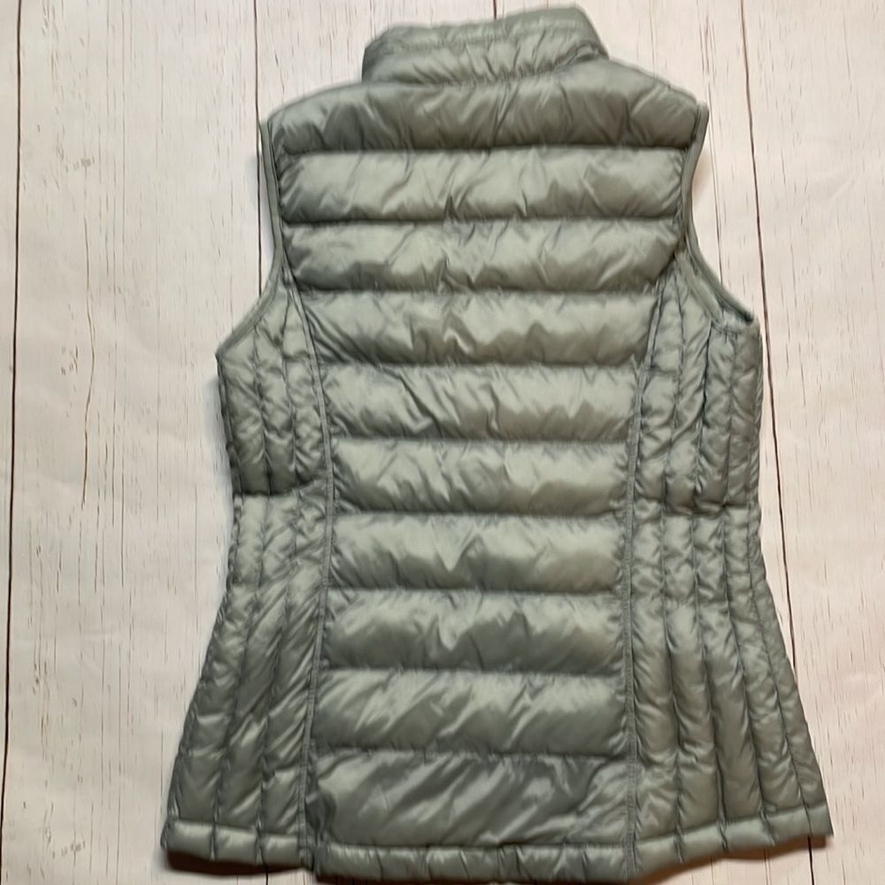 32 degree heat woman’s light gray packable vest. Size S - Picture 3 of 7